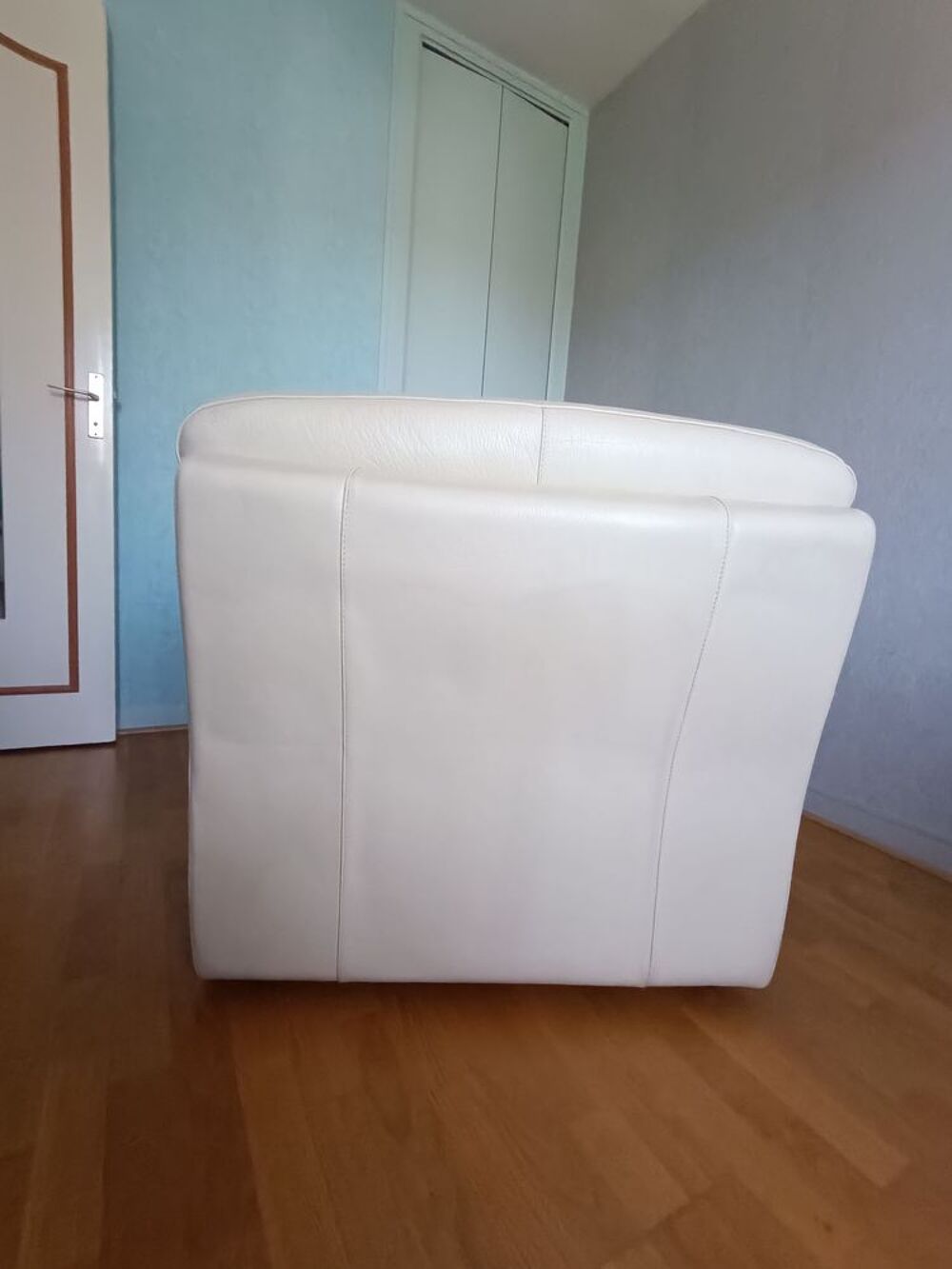 1 fauteuil en cuir vachette &eacute;cru Meubles