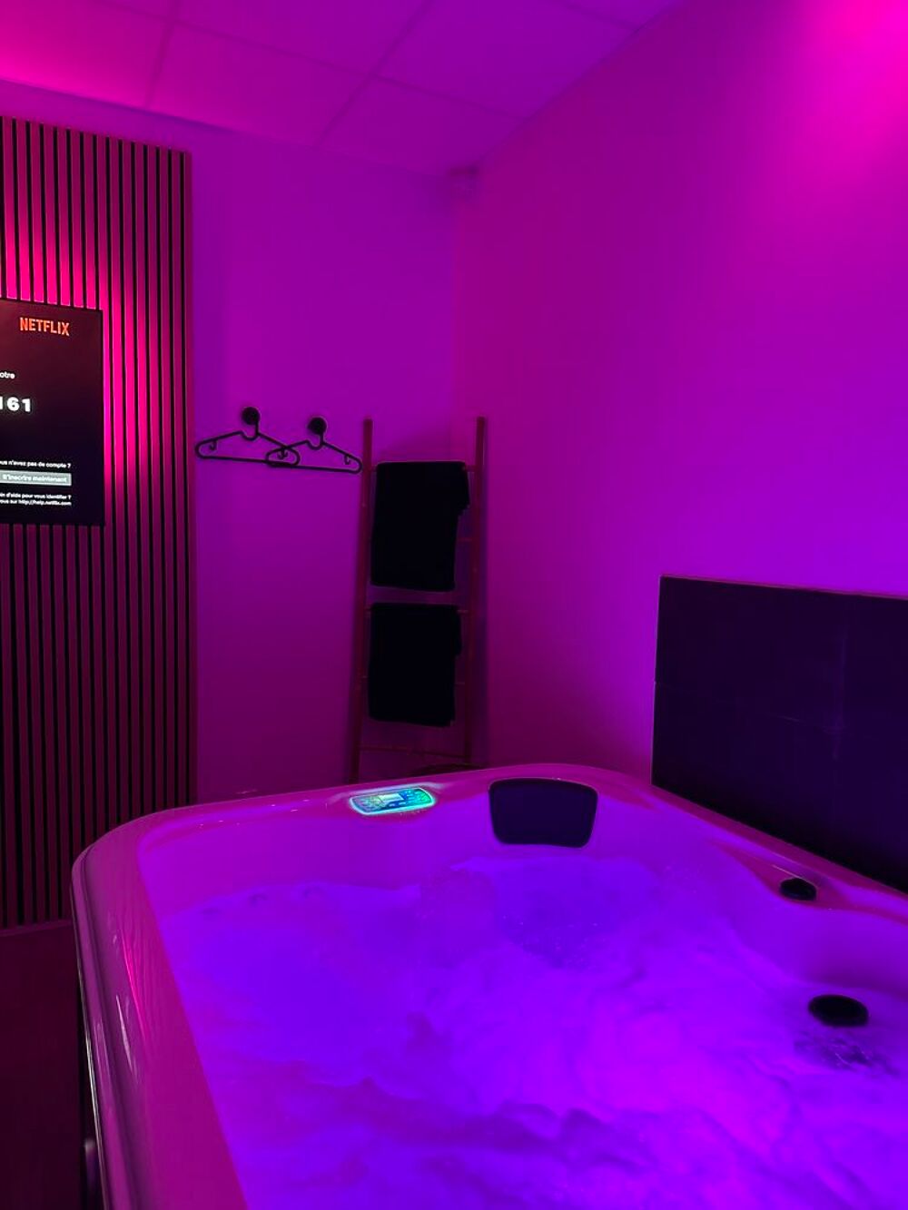 Jaccuzi 4 personnes en bon &eacute;tat Meubles