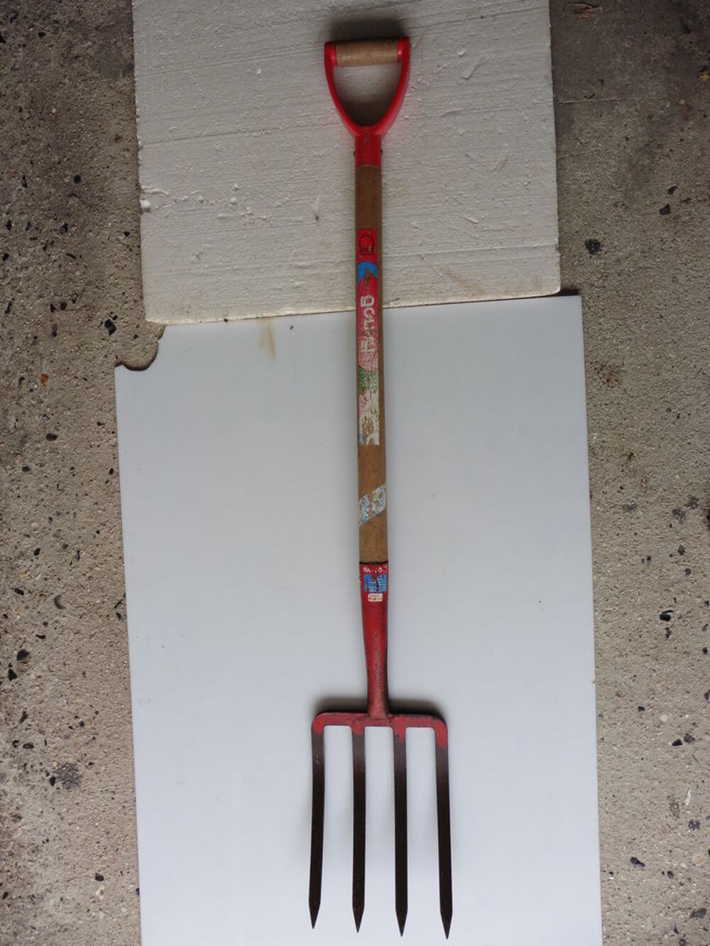 Outils de Jardinage Fourche &agrave; B&ecirc;cher couleur rouge
&agrave; Prendre Jardin