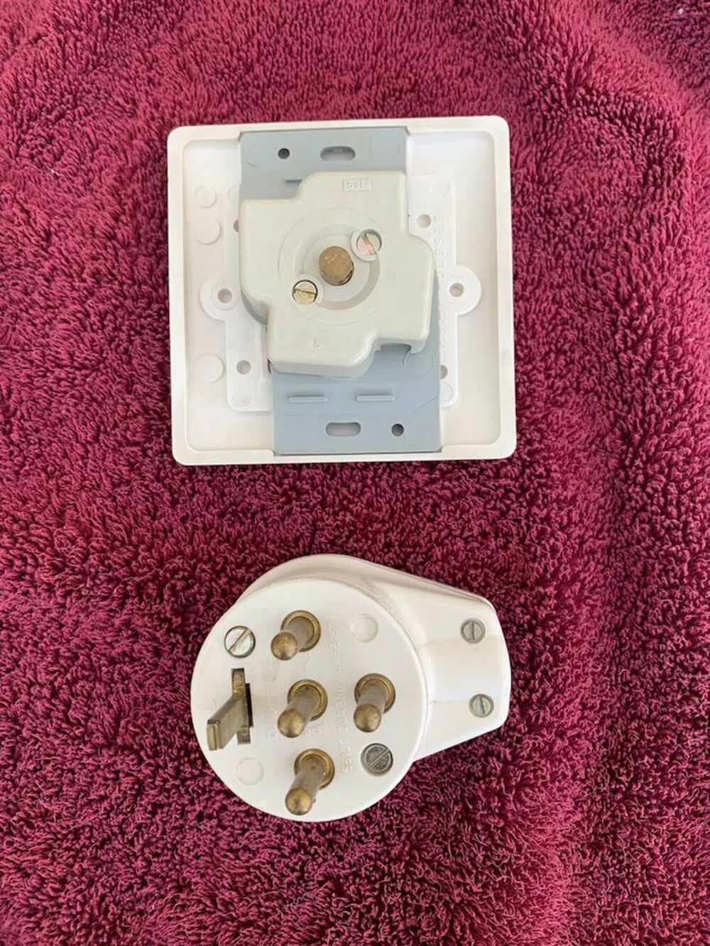 Fiche Legrand 55157 3P+N+T 20A et socle 55457 Bricolage
