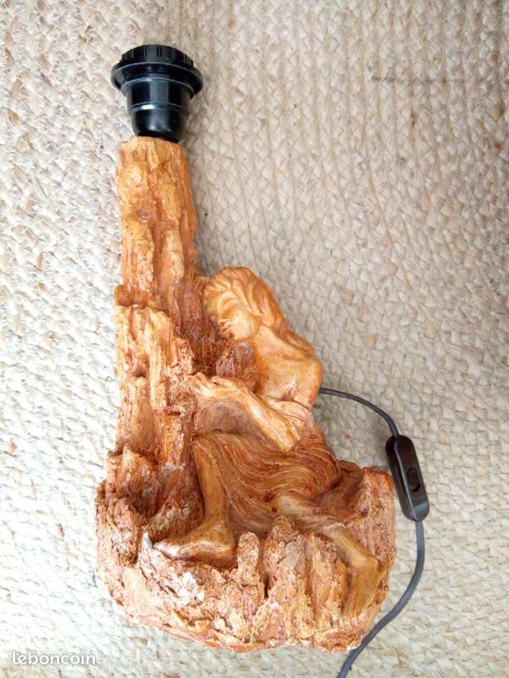 lampe en r&eacute;sine - femme lassive Décoration