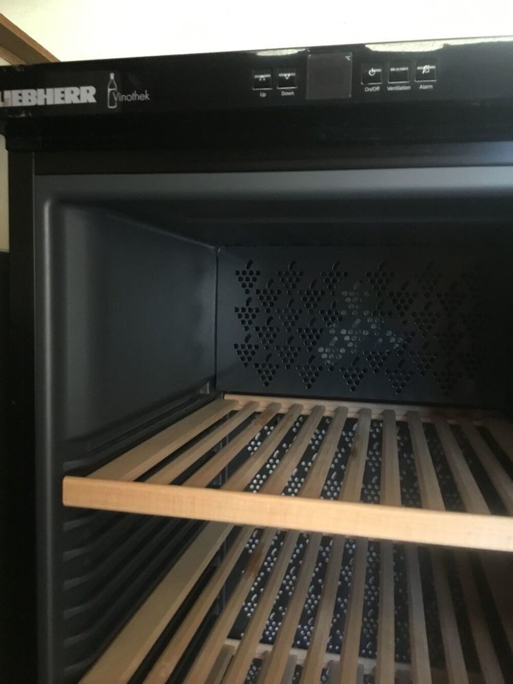 CAVE A VIN : marque LIEBHERR Vinotech Noir mat 200 bouteilles Clayettes bois Electroménager