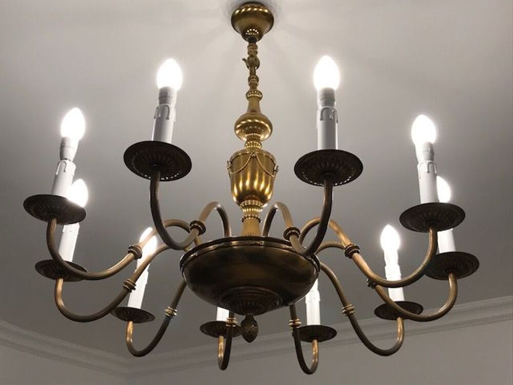 Deux lustres laiton et cuivre 8 et 10 lumi&egrave;res Meubles