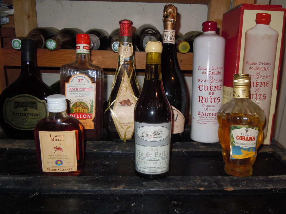 une centaine d objets anciens . je vide ma maison..... Décoration