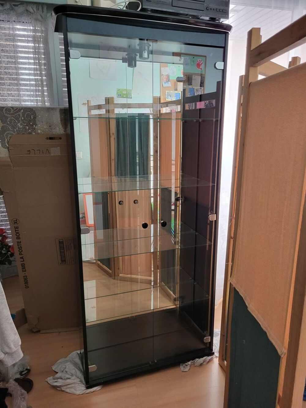 Vitrine haute couleur lagon avec lumi&egrave;re Meubles