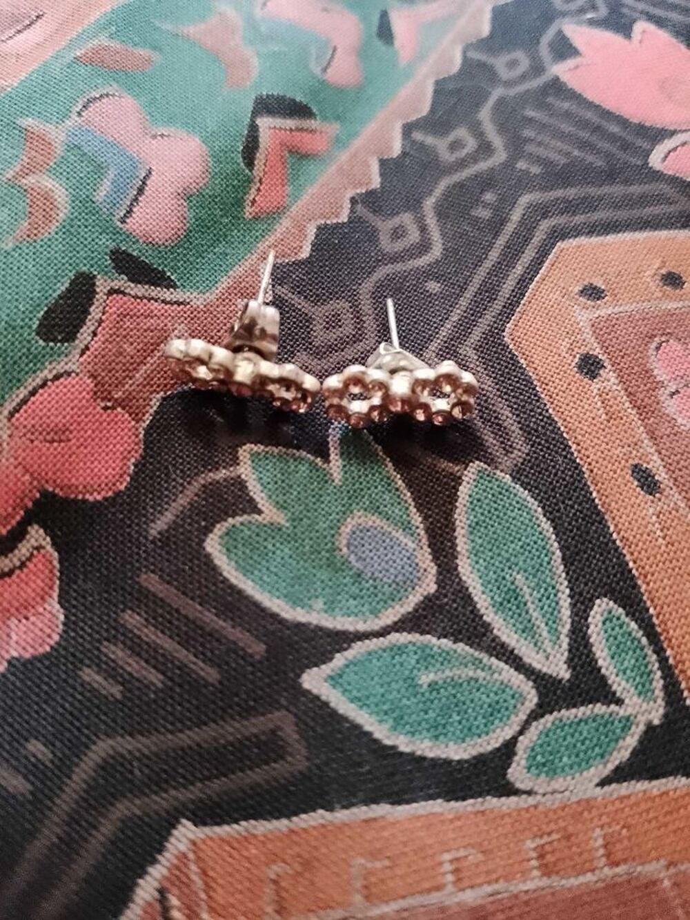 boucles d'oreilles Infini en strass oranges translucides sur m&eacute;tal argent&eacute;. Bijoux et montres