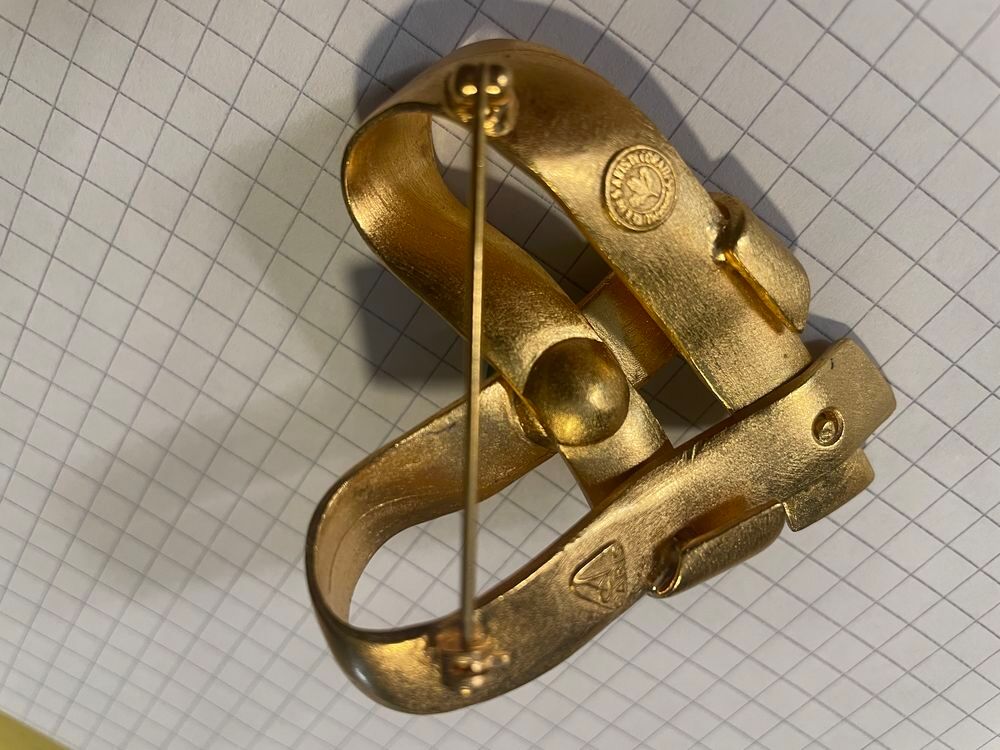 Broche coeur GM dor&eacute; cisel&eacute; avec perle verte ANTIGONA Mus&eacute;e Bijoux et montres
