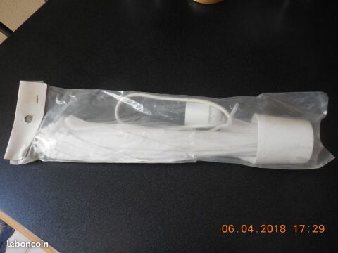 luminaire blanc en forme de parapluie
4 Sète (34)