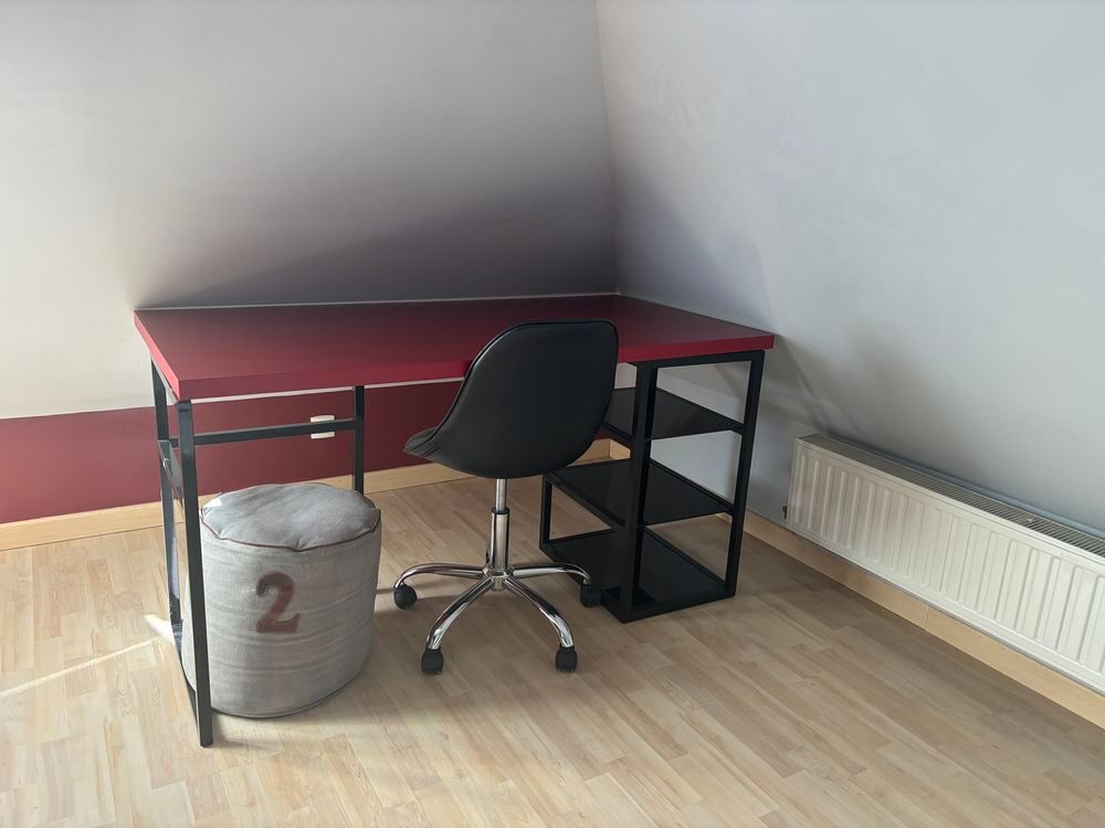 Bureau rouge avec &eacute;tag&egrave;res noires Meubles