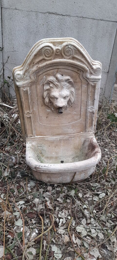 Fontaine en pierre 150 Sorgues (84)