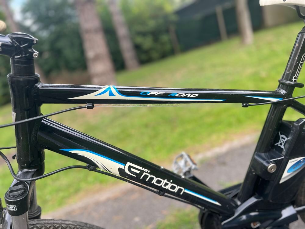 V&eacute;lo &eacute;lectrique homme tr&egrave;s peu servi . Marque easy motion 
Vélos