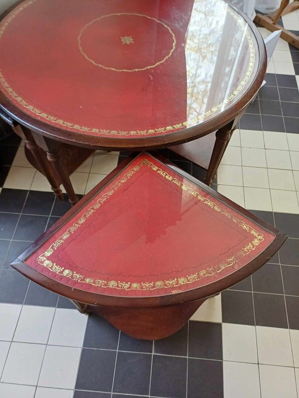 Table ronde avec insert rouge. Meubles