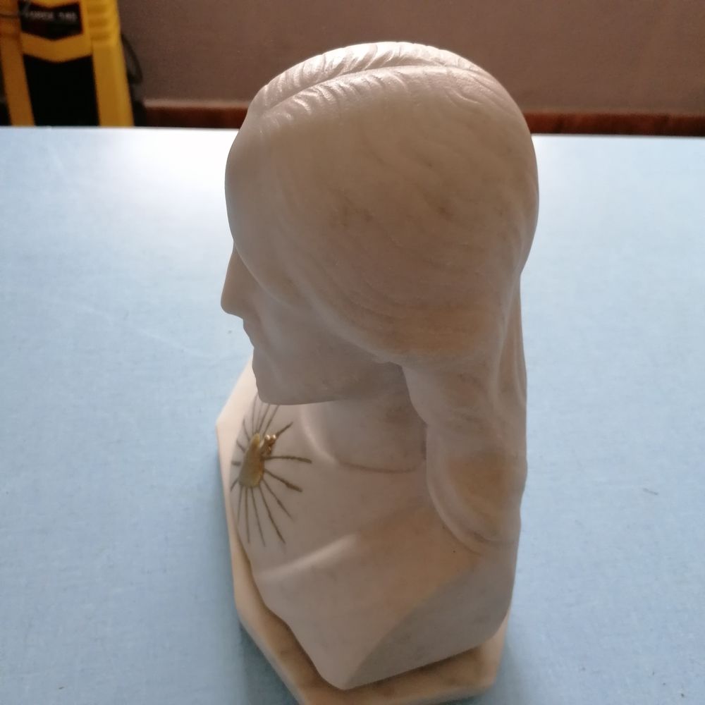 Buste de J&eacute;sus en alb&acirc;tre, sign&eacute;, parfait &eacute;tat. 