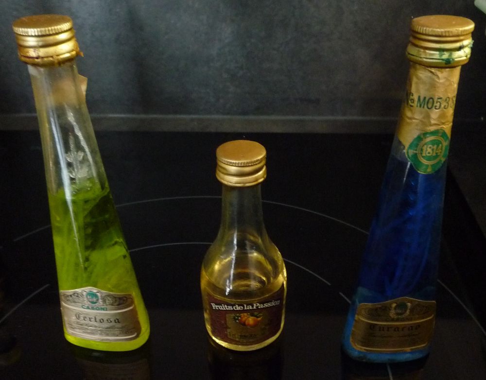 14 Mignonnettes, de bar anciennes &agrave; tr&egrave;s anciennes, 