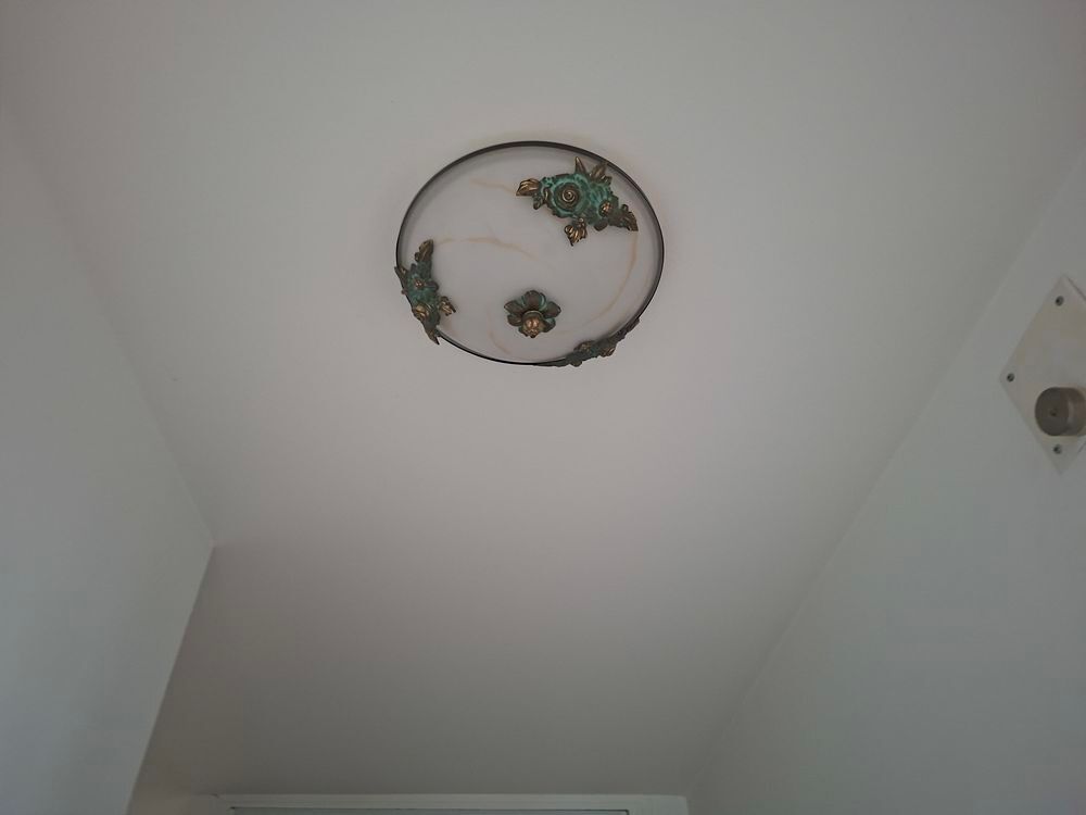 Lustre ancien en bronze dor&eacute;. Meubles