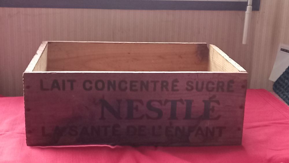 Ancienne caisse en bois 
Lait concentr&eacute; sucr&eacute; Décoration