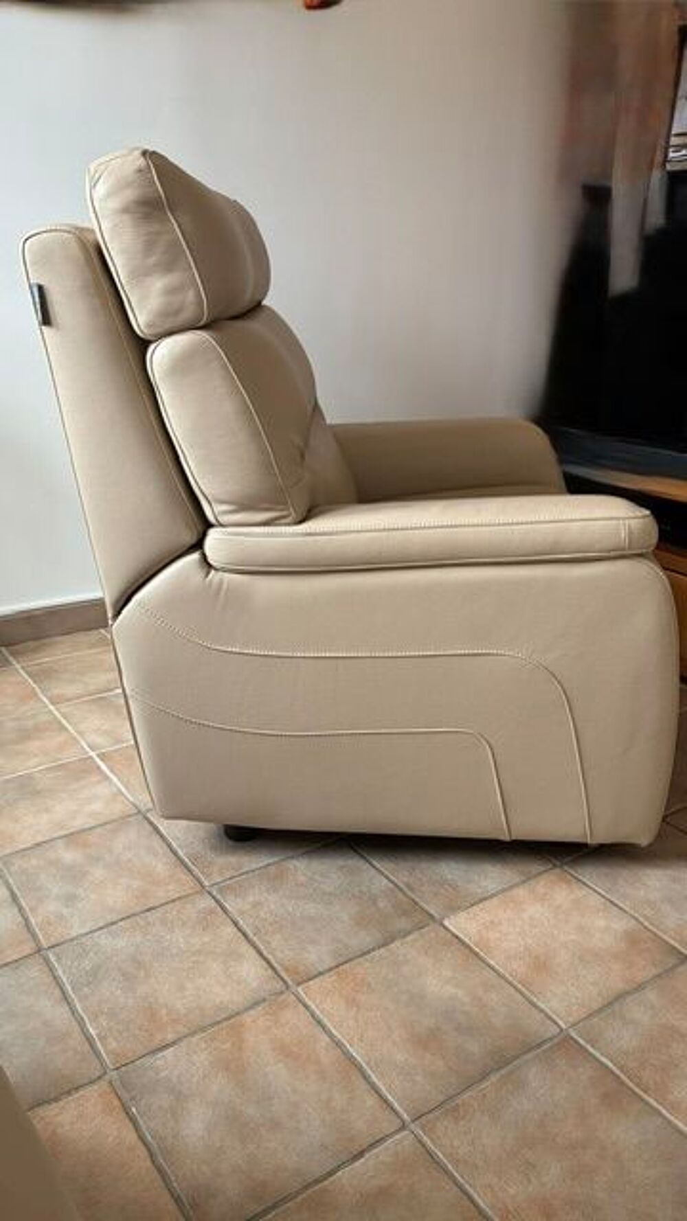 Fauteuil Fixe tout cuir avec design lat&eacute;ral Meubles