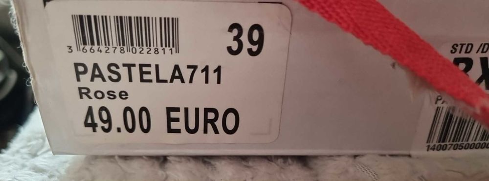 Tr&egrave;s jolies baskets neuves P39 Chaussures
