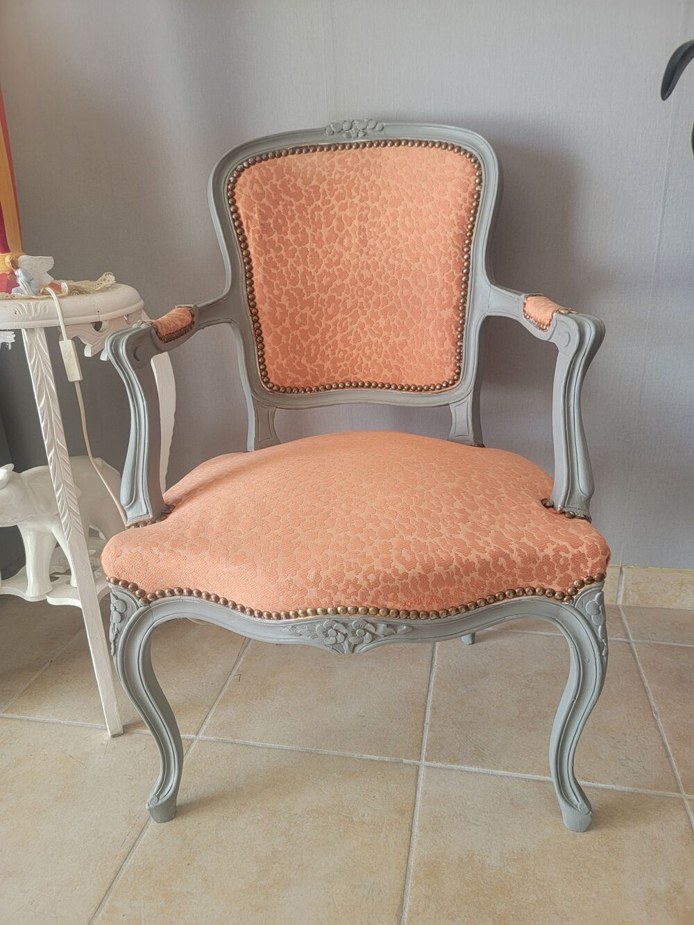 Chaise Classique en Bois Gris et Tissu Orange
X 2 Meubles