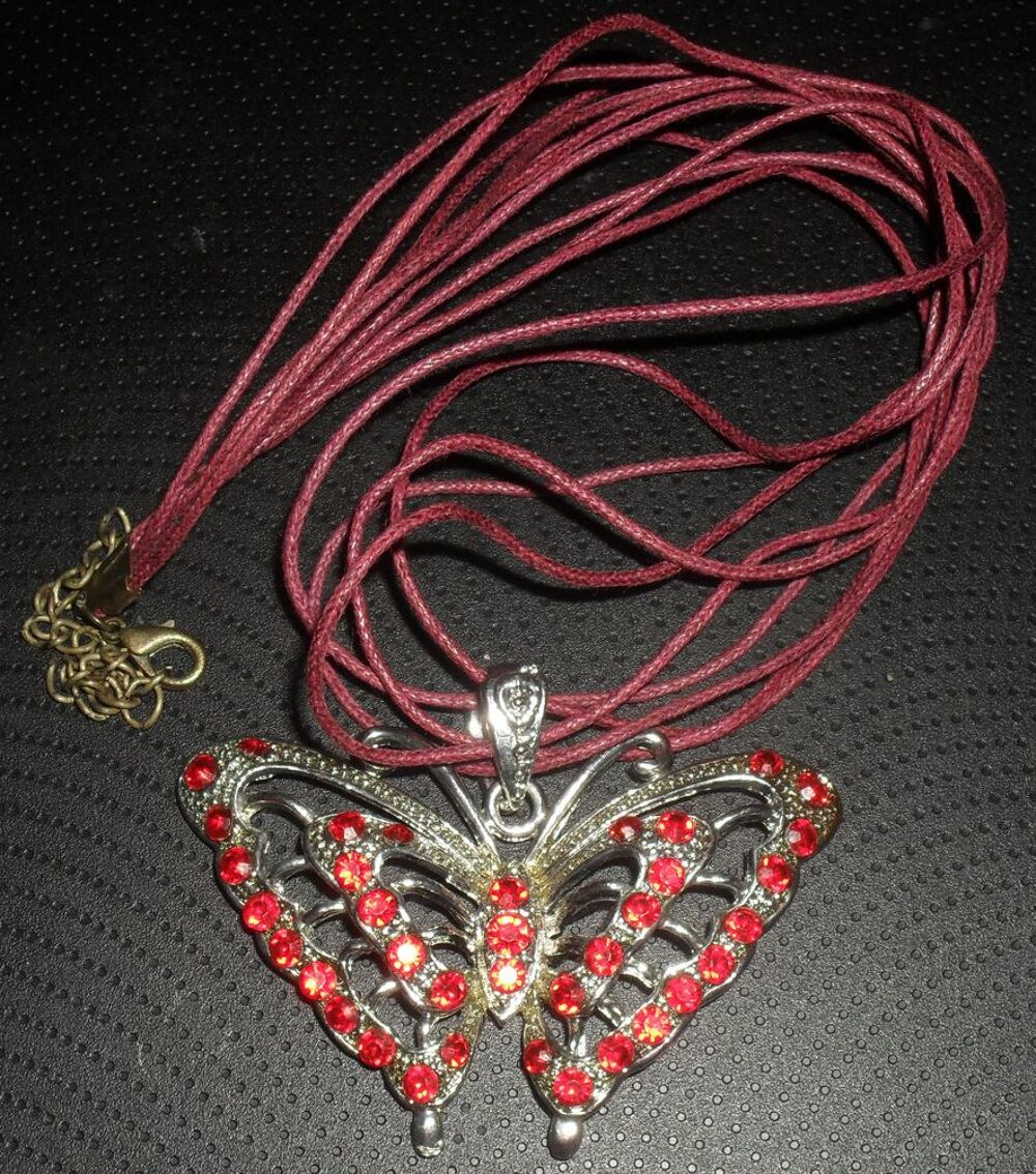 Collier Papillon avec brillants rouges Neuf Bijoux et montres