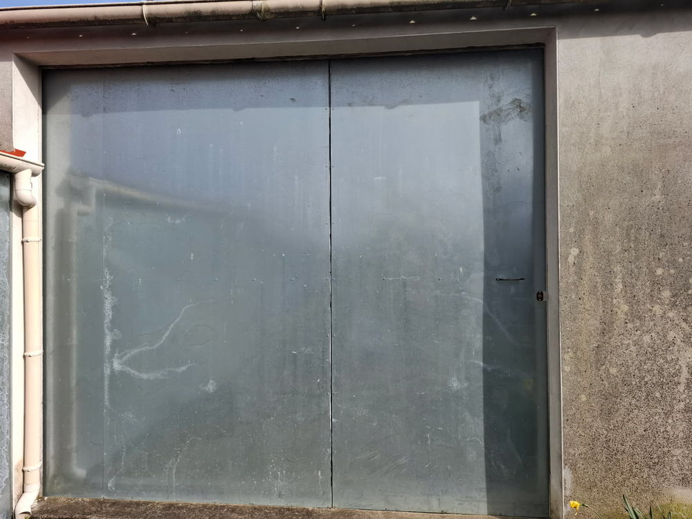 Porte de garage 2 vantaux sur rail d&eacute;mont&eacute;. Bricolage