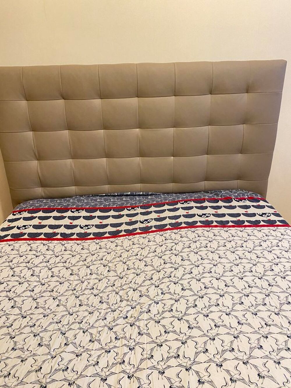 Lit couleur taupe ach&egrave;te chez BUT avec sommier Meubles