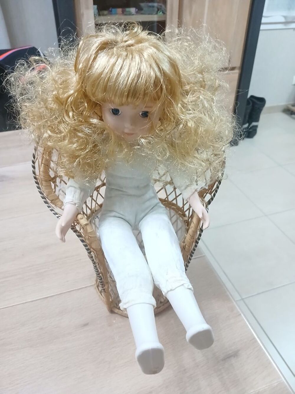 Poup&eacute;e porcelaine et son fauteuil Décoration