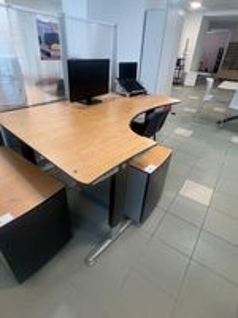   ENSEMBLE DE MOBILIER DE BUREAU AVEC BUREAU LEVANT ET CAISSON 