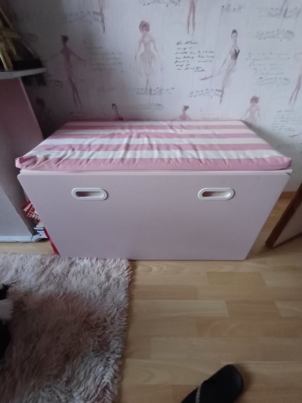 Lit mezanine ikea STUVA + bon matela + coffre &agrave; jouet rose Meubles
