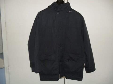 veste imperméable en suèdine bleu marine.  
Achicourt (62)