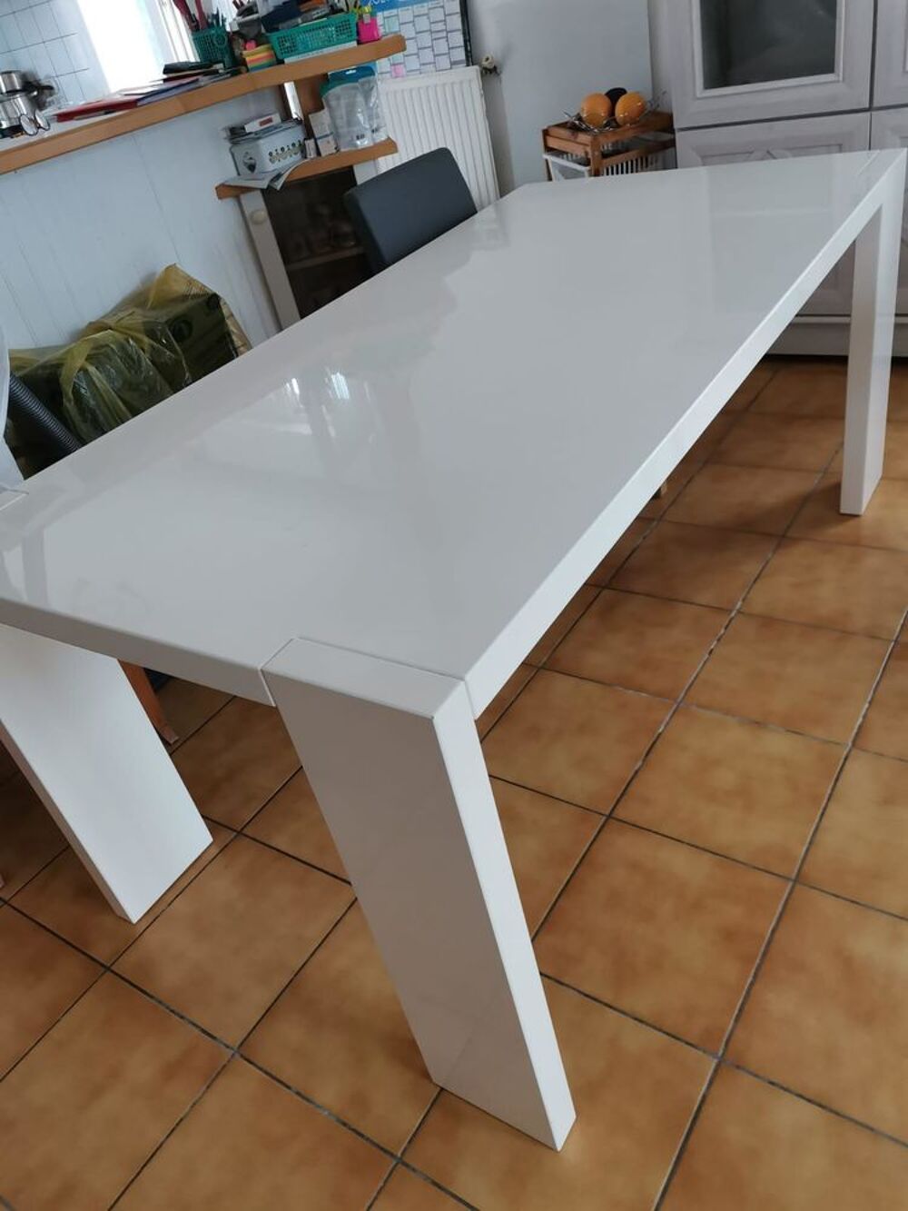 Table moderne blanche &agrave; surface brillante Meubles