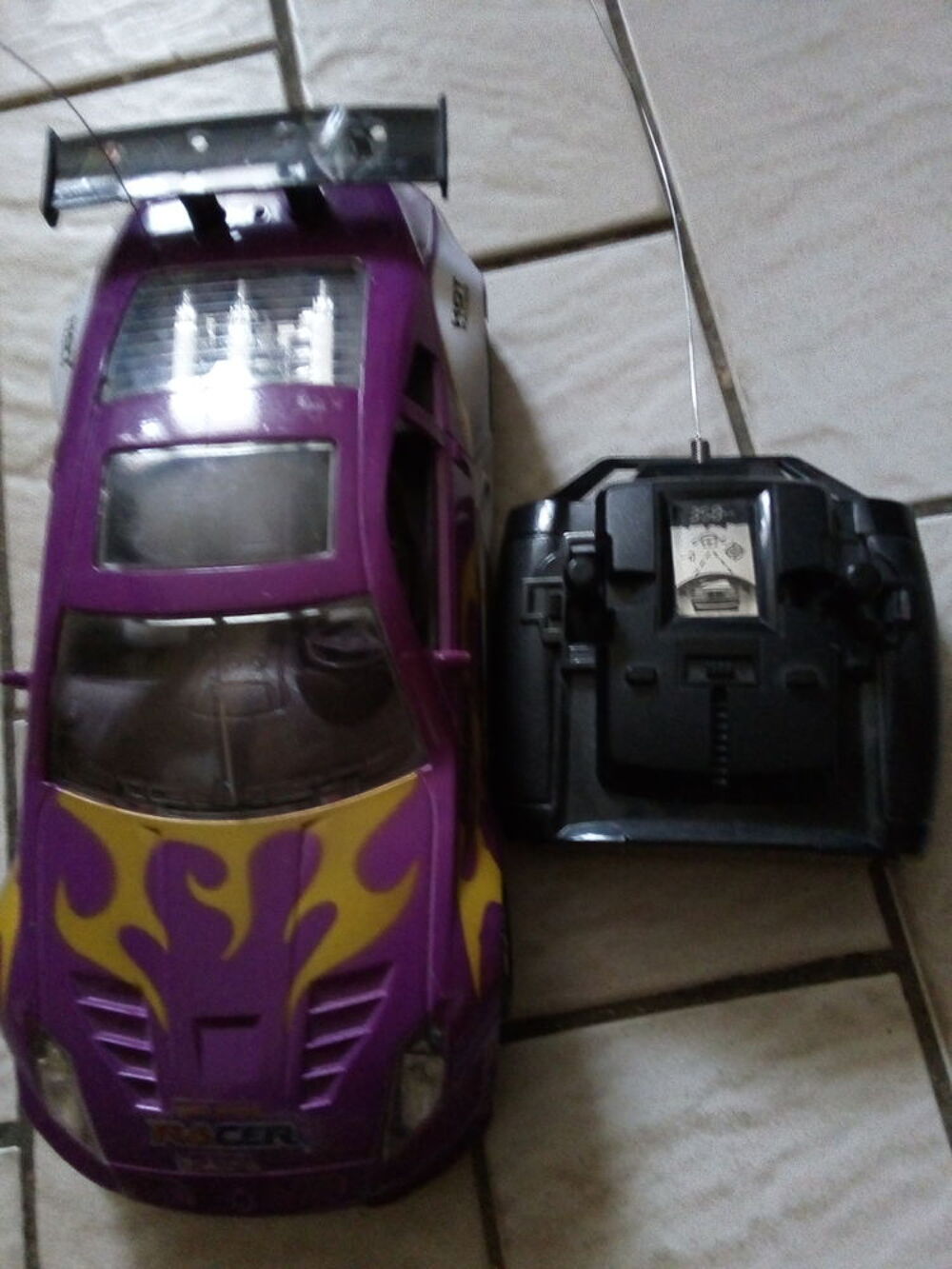 Voiture t&eacute;l&eacute;guid&eacute; Jeux / jouets