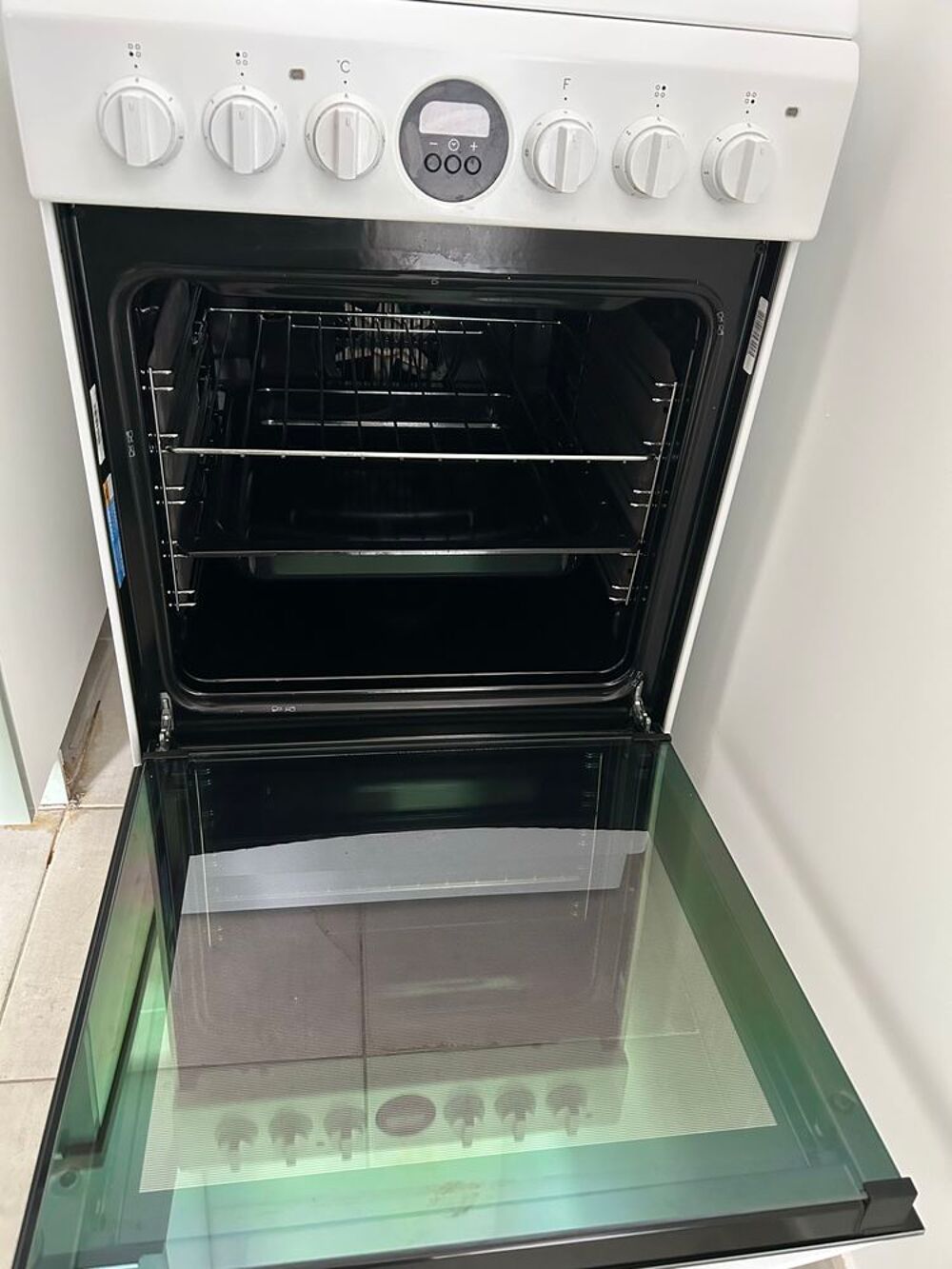 Cuisini&egrave;re Indesit avec four int&eacute;gr&eacute; Electroménager