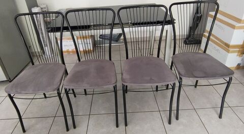 table en verre trempé noir avec 4 chaises 150 Montagny (69)