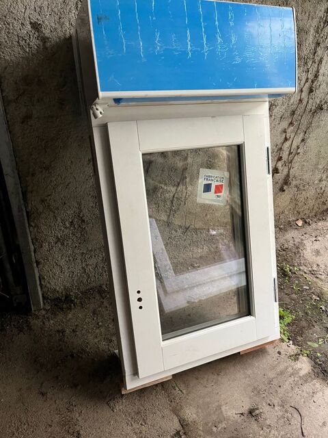 Fentre bois 750 x 530 avec volet roulent 135 Decazeville (12)