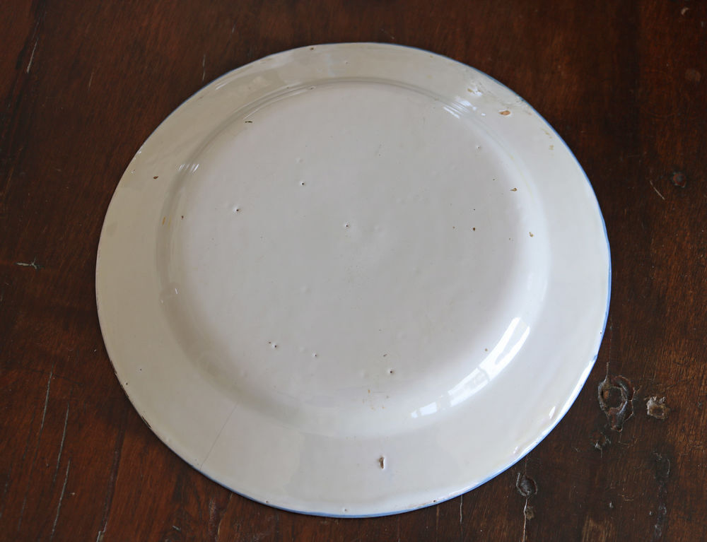 Assiette en fa&iuml;ence Nevers XIXe, d&eacute;cor floral polychrome 