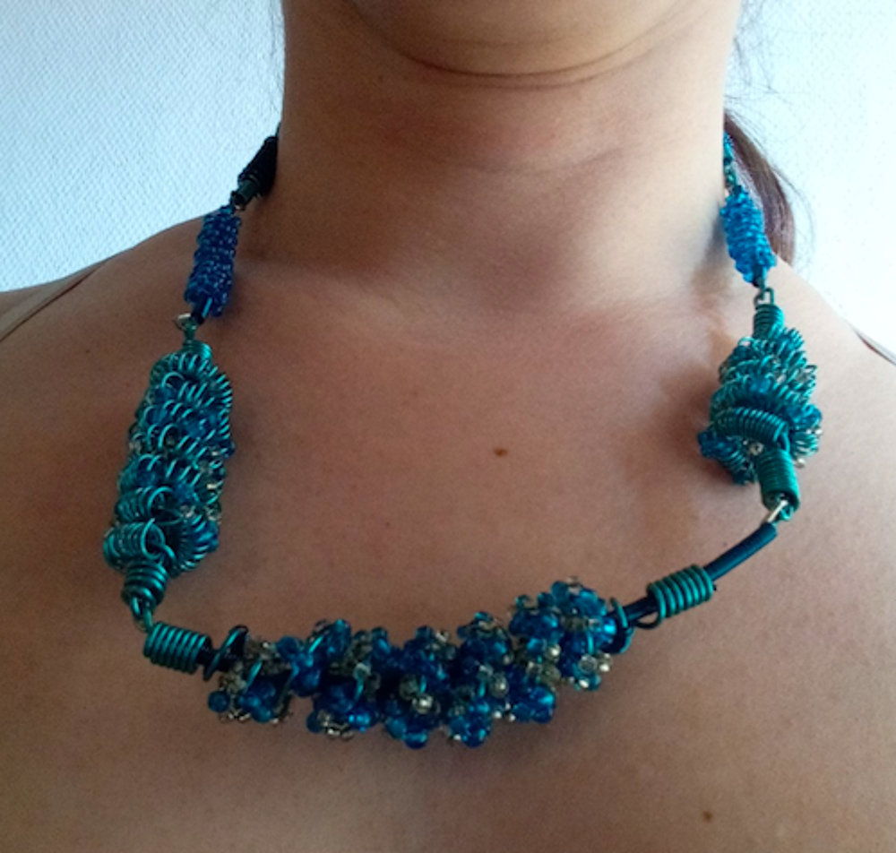 Collier bleu &eacute;lectrique m&eacute;tal torsad&eacute; et petites perles Bijoux et montres