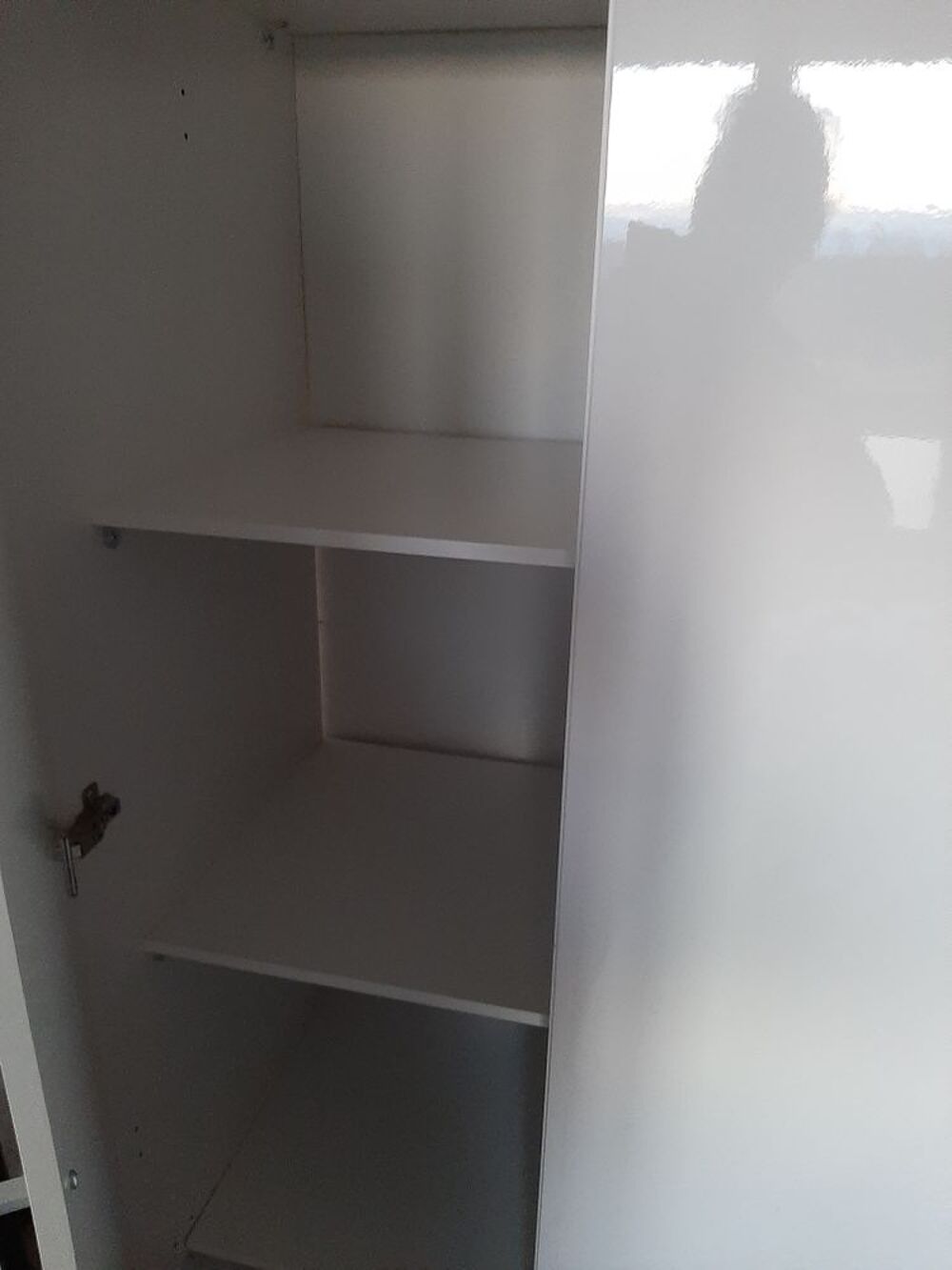 CAUSE D&Eacute;M&Eacute;NAGEMENT 
armoire, blanc laqu&eacute; avec penderie, 3 tiroirs, 2 portes avec &eacute;tag&egrave;res. Meubles