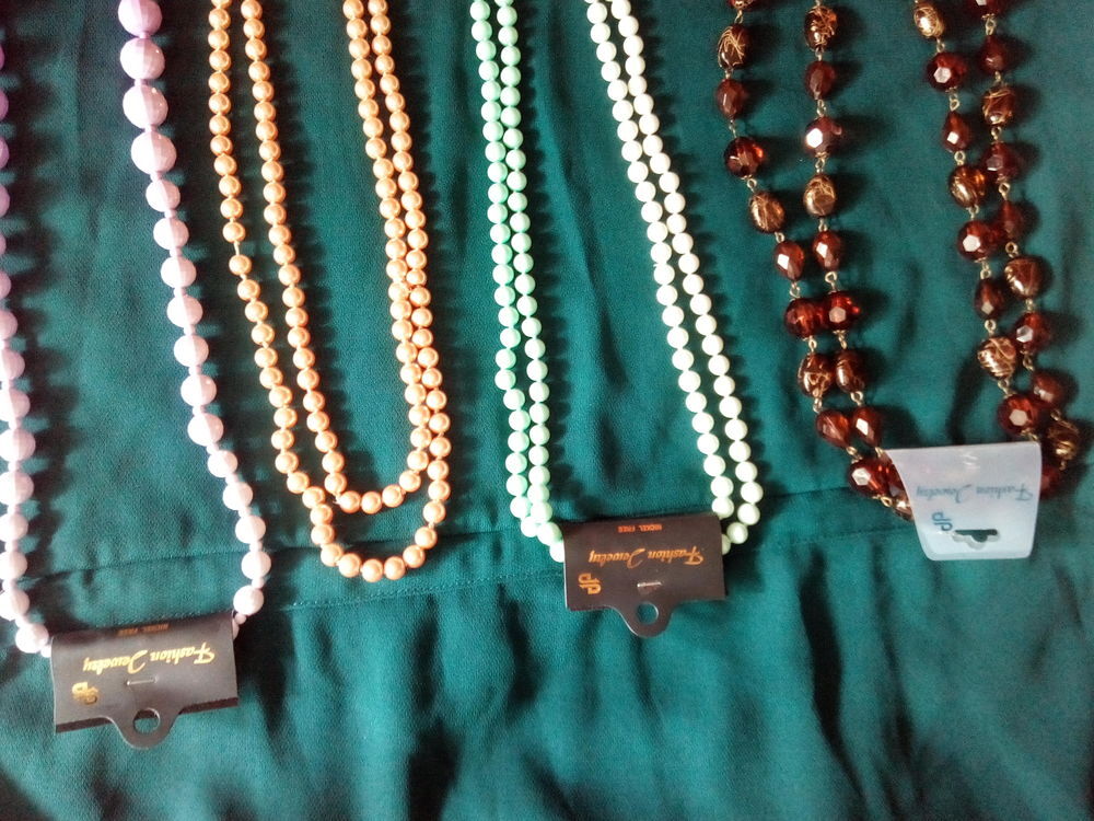 1 Lot 4 Colliers fantaisies neufs Bijoux et montres