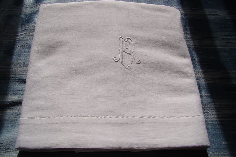 Drap ancien brod&eacute; main A M - ann&eacute;es 1920 
Décoration