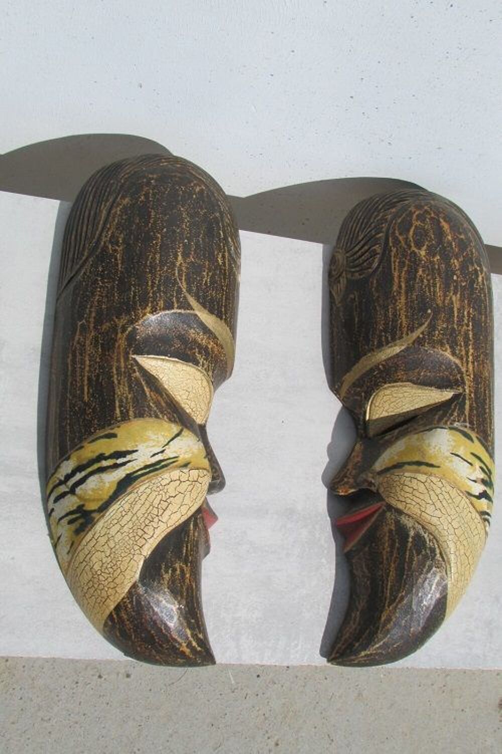 Paire de masques africains en bois, face &agrave; face Décoration