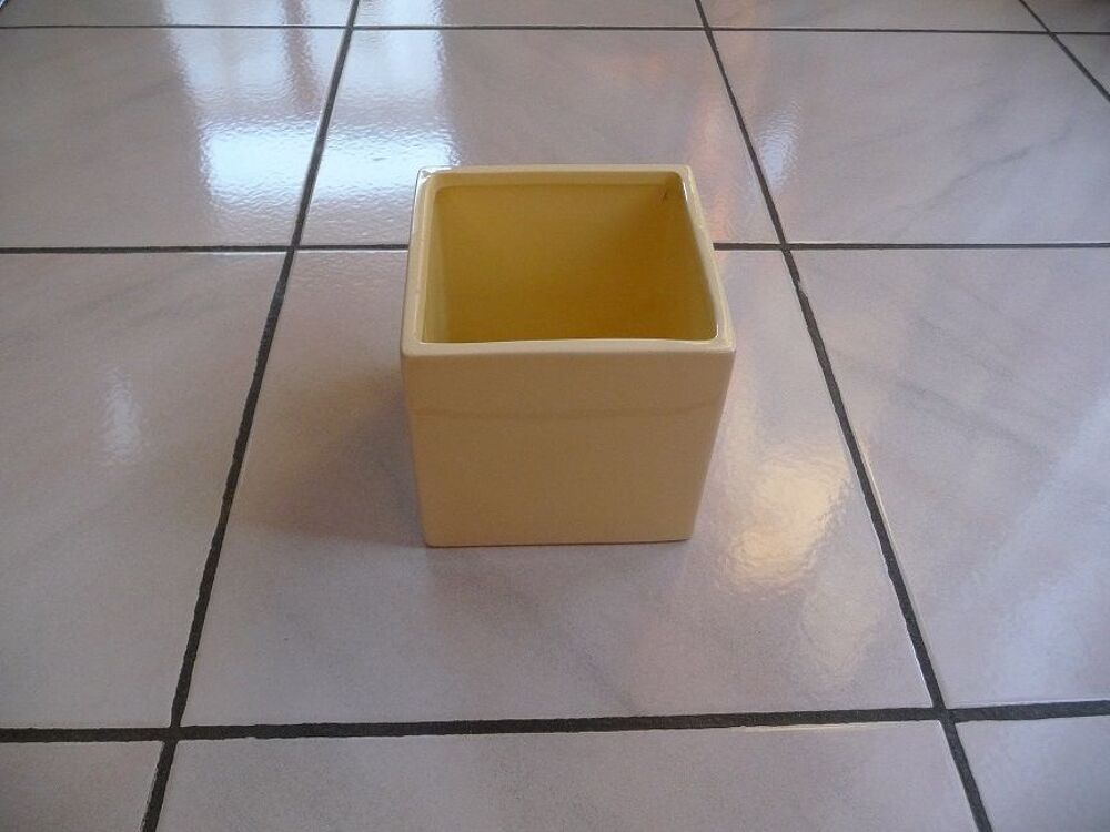 Cache-pot c&eacute;ramique jaune p&acirc;le Décoration