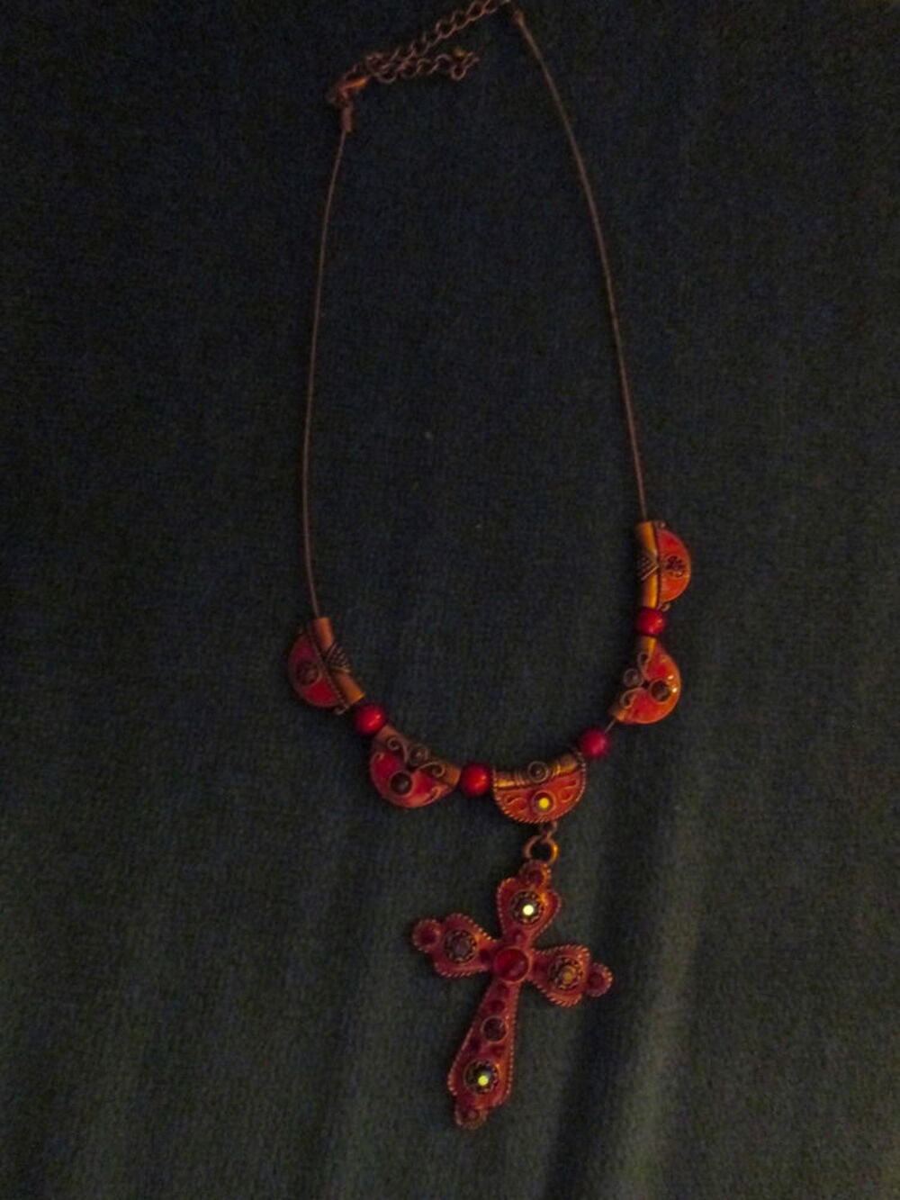 Collier pendentif croix &eacute;mail et strass rouge Bijoux et montres
