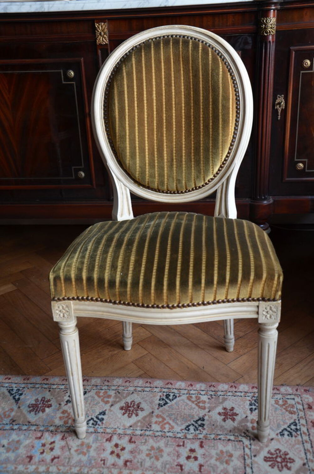 Chaises M&eacute;daillon de Style Louis XVI Meubles