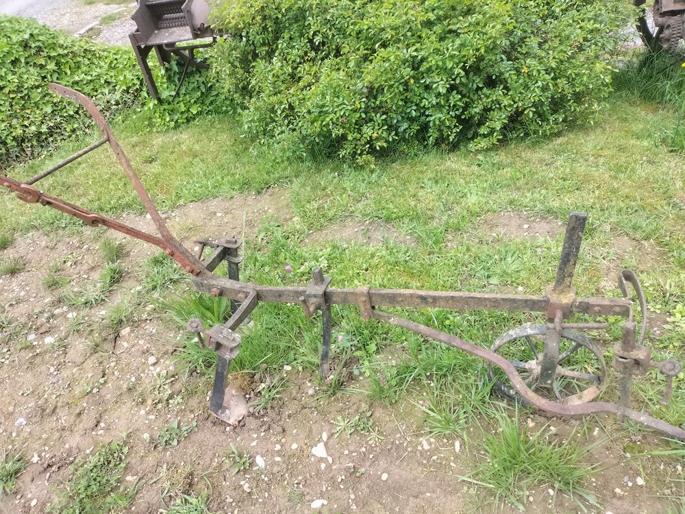 Ancienne charrue en m&eacute;tal 
Pour d&eacute;co ext&eacute;rieure / Vintage 