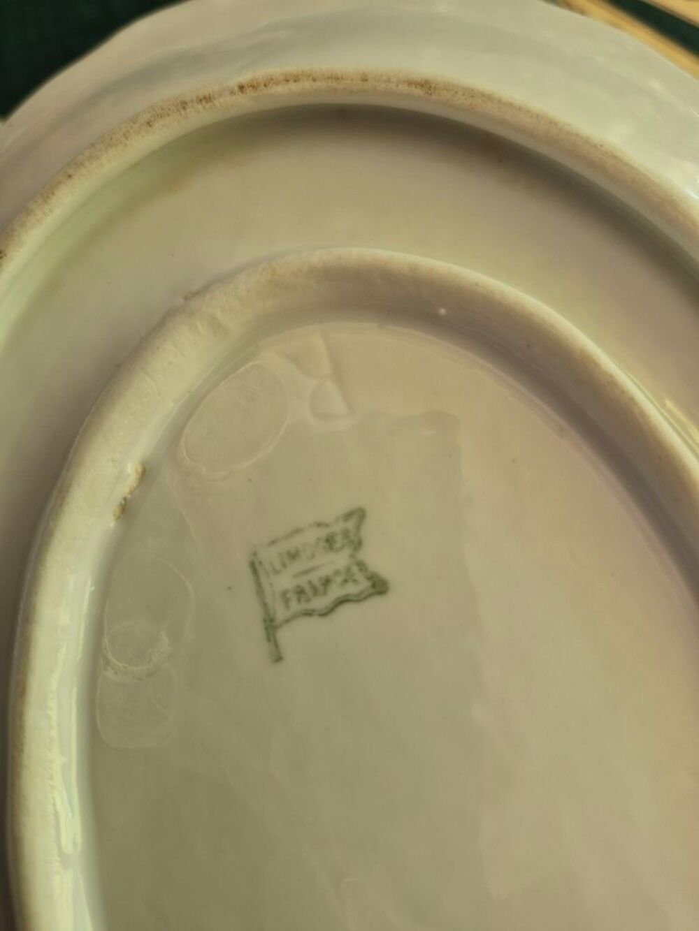 Sauci&egrave;re en porcelaine . Décoration