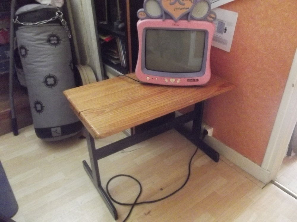 Table bureau +tv enfant 
Bon &eacute;tat Mobilier enfants