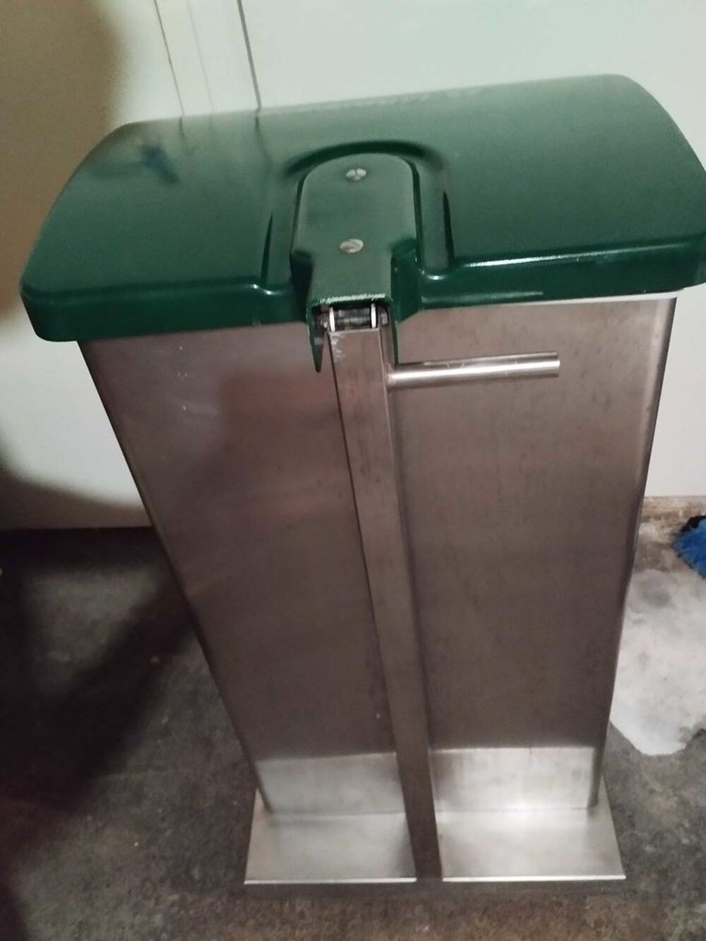 POUBELLE INOX 110Lt tr&egrave;s solide Jardin