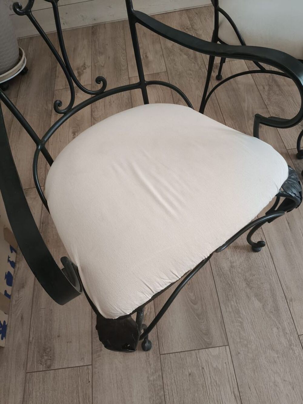 Table ronde et ses 4 chaises en fer forg&eacute; Meubles