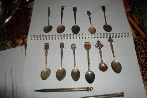 lot de petites cuilleres de collection argent avec blason 
100 Am�lie-les-Bains-Palalda (66)